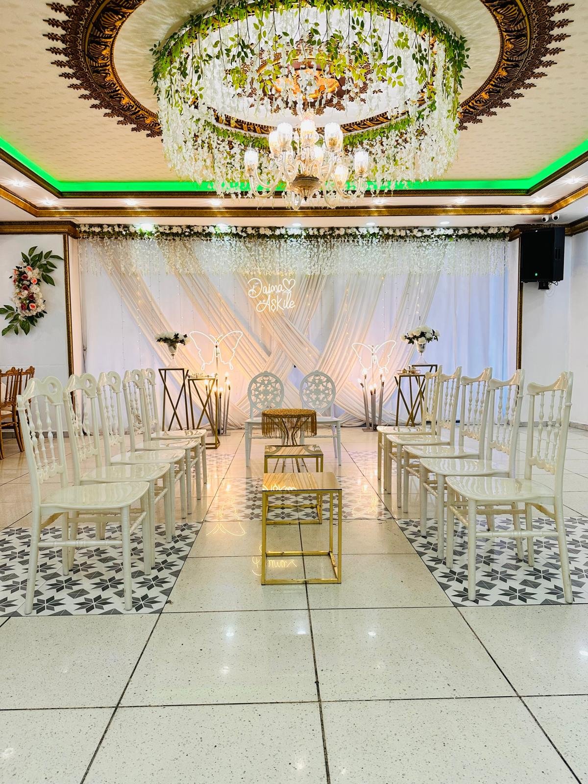 Ventana salonunda yeşil ışıklı nişan düzeni